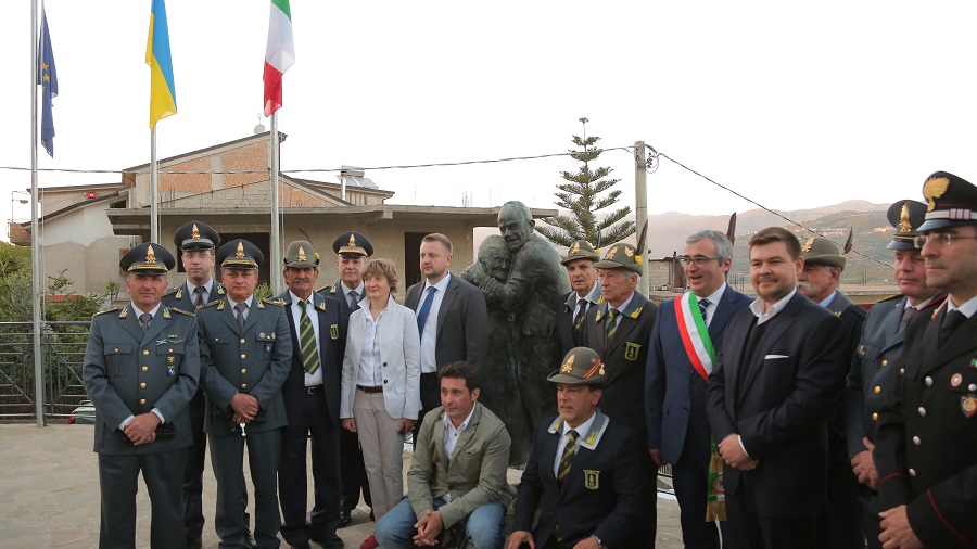 В Италии установили памятник Луиджи и Мокрине - такой же, как в киевском Мариинском парке